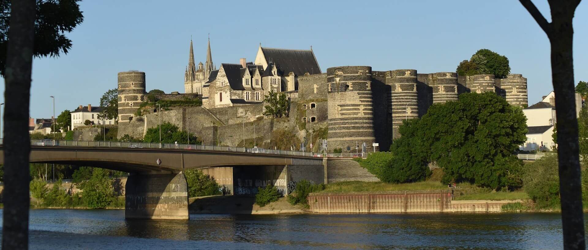 Vue éloignée de la ville d'Angers et son château
