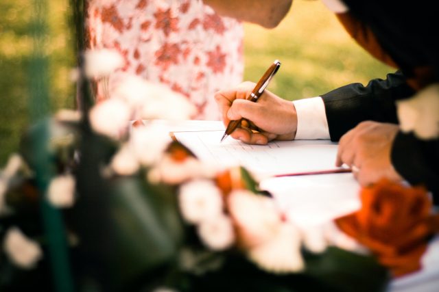Contrat de mariage, un homme signe le contrat lors de son mariage. 