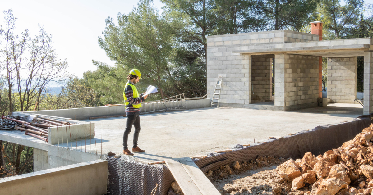 Réunion fictive d’un terrain donné nu, ensuite construit puis vendu après le décèsEn cas de donation d’un terrain nu, sur lequel le donataire a fait construire une maison, vendue après le décès du donateur, le terrain doit être évalué au jour du décès, et non de la vente, et comme étant non construit, en vue de vérifier l’intégrité de la réserve.Terme de l’indemnité d’occupation : la libération des lieux et au plus tard le partageLes juges ne peuvent condamner un indivisaire à payer, jusqu’au partage, une indemnité pour l’occupation privative d’un bien indivis si, au jour où ils statuent, ce partage n’a pas eu lieu ; ils doivent réserver le cas de libération des lieux avant le partage.